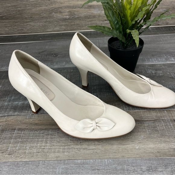 Gianni Bini Cream Pump Heels Decorative Side Bow Size 7.5 - Picture 4 of 12